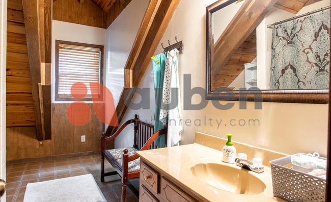Building Photo - Log cabin home minutes to Downtown Chattan...