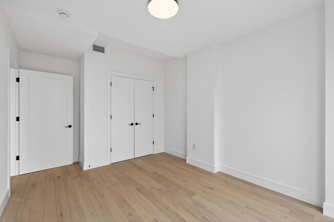 Building Photo - 139 Christopher Columbus Dr