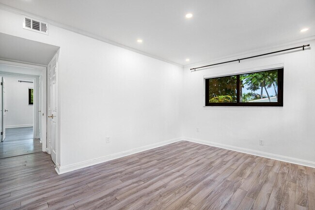 Building Photo - 7810 Beach View Dr