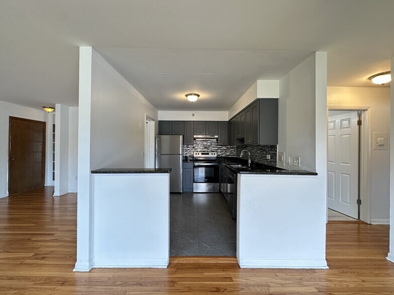 Building Photo - 1653 Oakwood Ave