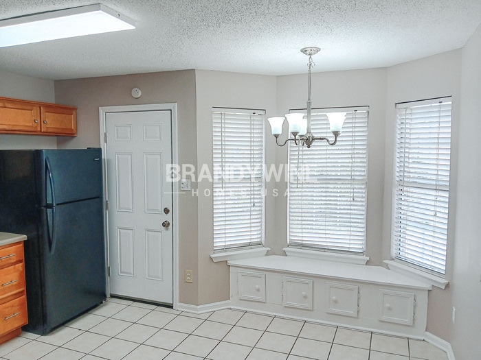 Building Photo - 5540 Dedo Cove