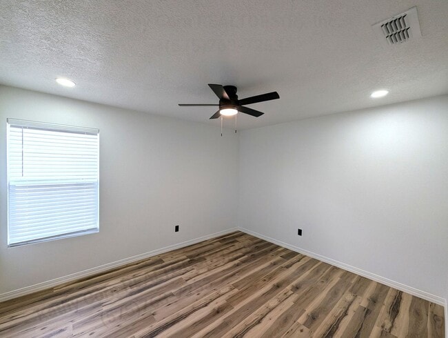 Building Photo - 140 Chisum Dr