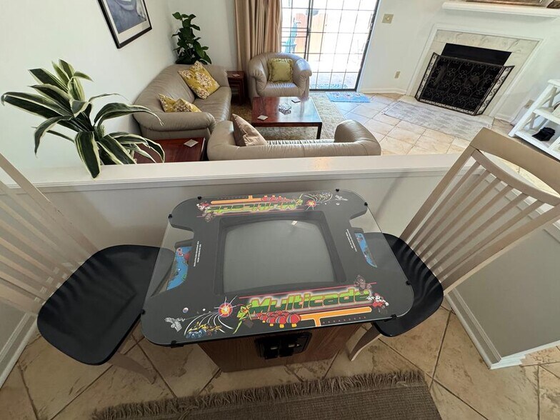Vintage 2-player video game. - 10027 Washington Cir
