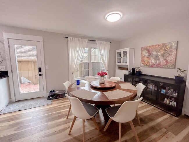 Building Photo - Townhome in the Cherry Creek School District!