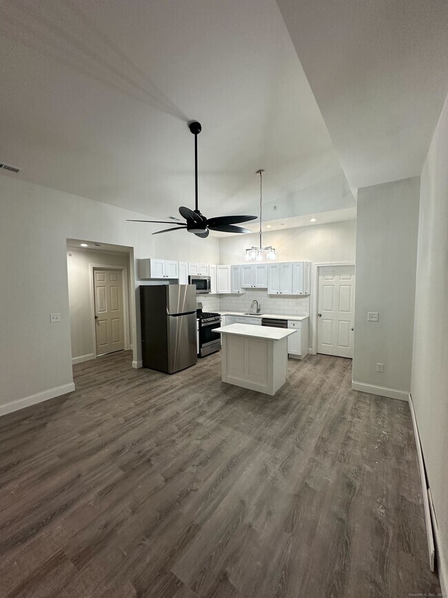 Building Photo - 1085 Whalley Ave