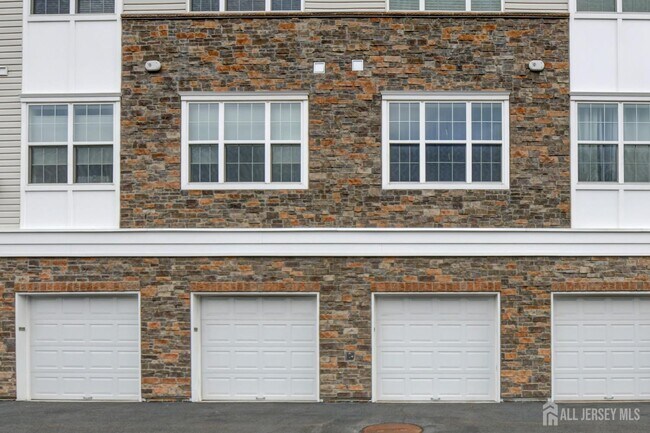 Building Photo - 722 Lorhan Dr