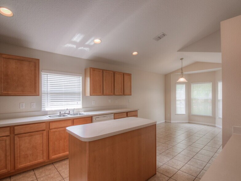 Building Photo - 4612 Woodford Dr