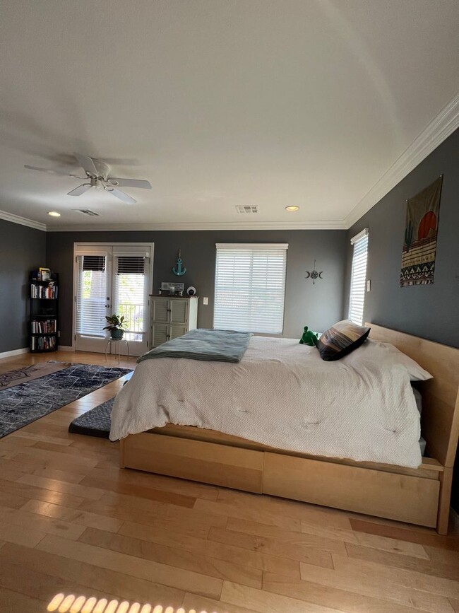 Building Photo - ABSOLUTELY AMAZING! Large 4 bedroom 2 stor...