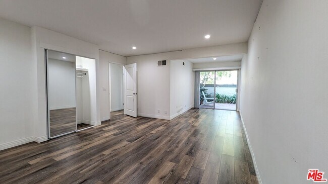 Building Photo - 1696 Palisades Dr