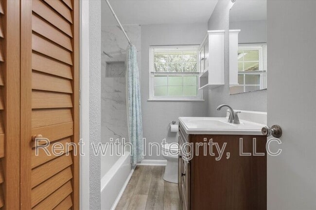 Building Photo - 1917 Sharon Rd