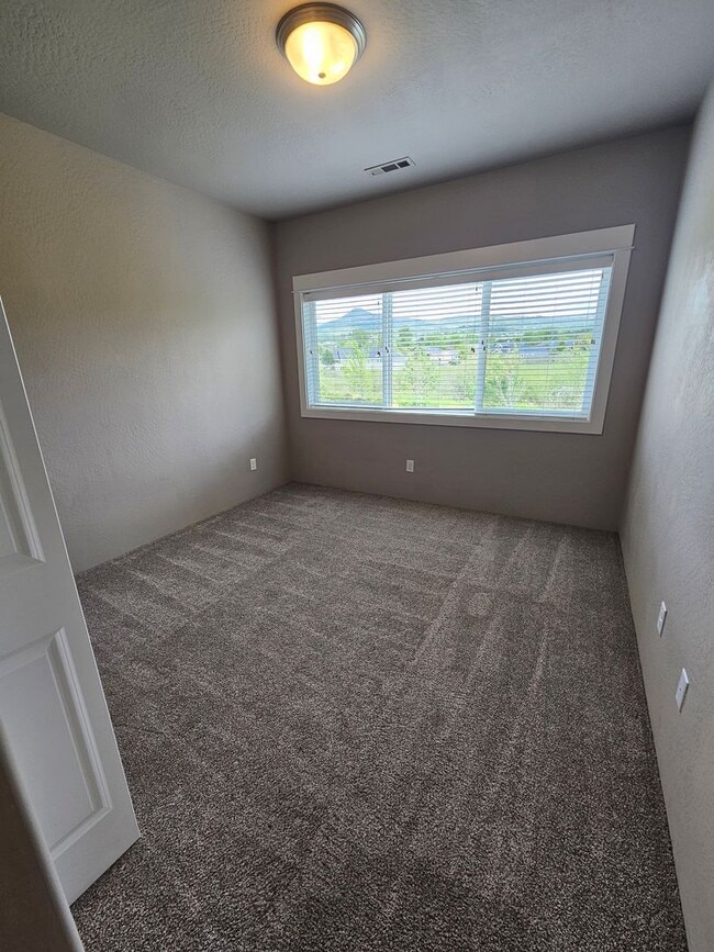 Building Photo - Beautiful Townhome in East Medford