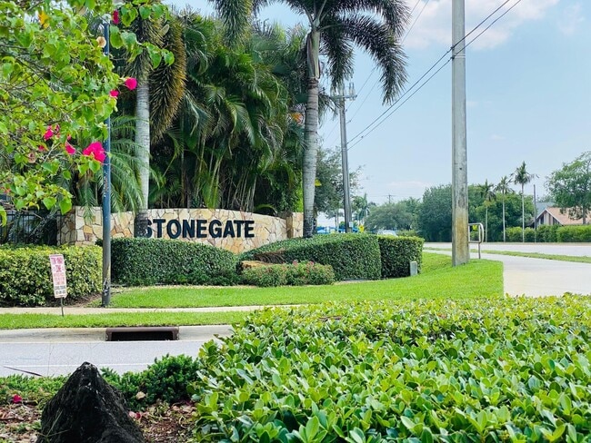 Building Photo - 2485 Stonegate Dr