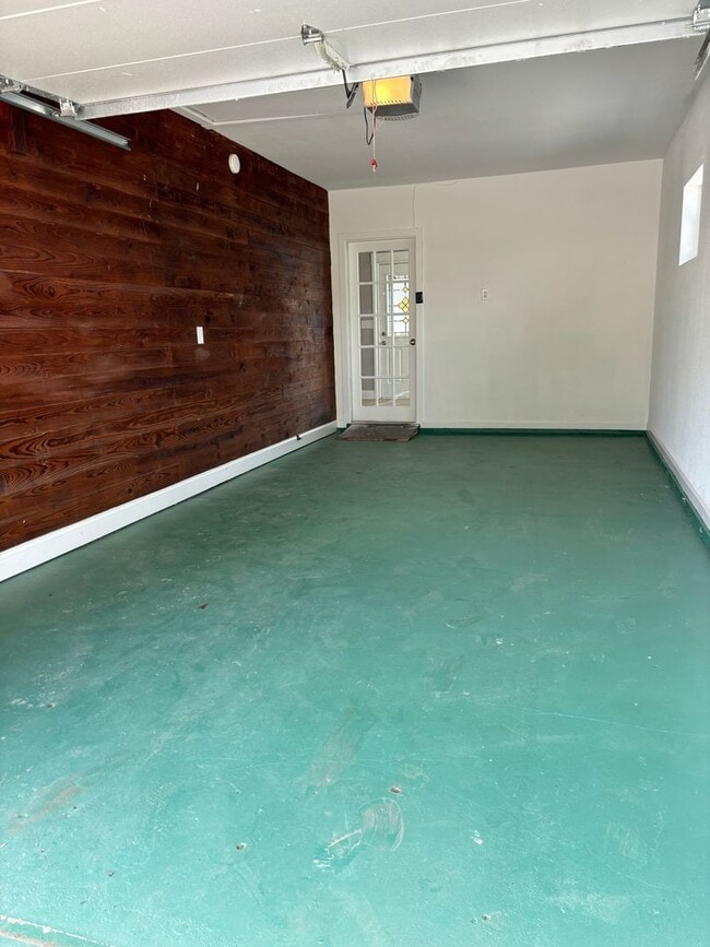 Building Photo - 1 Month Free Rent!! FarmHouse with Room for Everyone