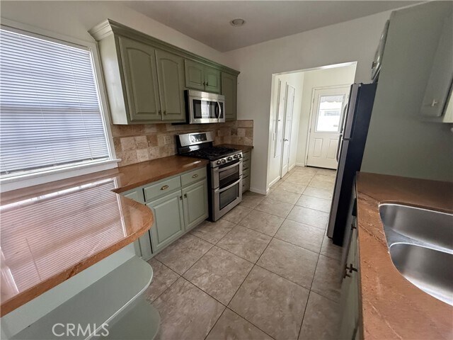 Building Photo - 527 S Orchard Dr