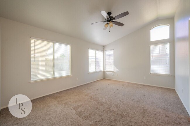 Building Photo - North West Fresno Home, 3BR/2BA, Built 1995 - Lots of Amenities!