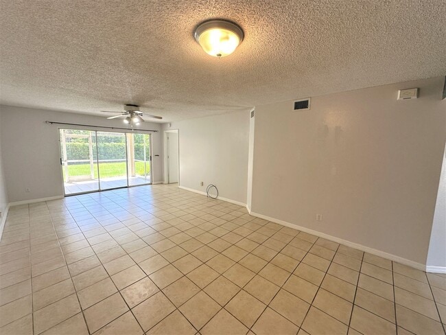 Building Photo - ** VILLAGES AT EMERALD LAKES ** 2 BED / 2 ...