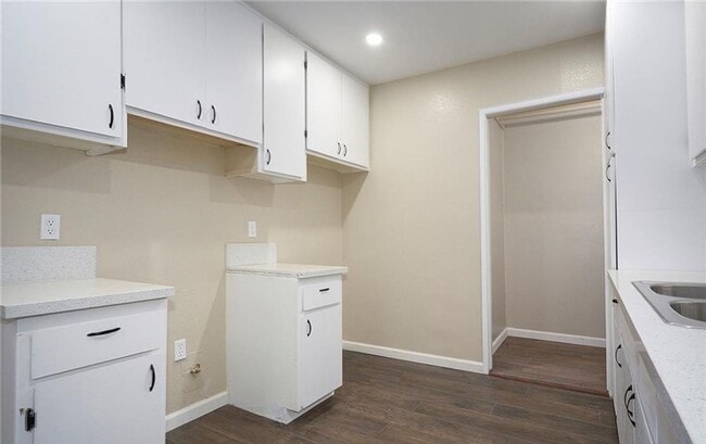 Building Photo - AVAILABLE NOW! LOVELY Remodeled 2 Bedroom ...