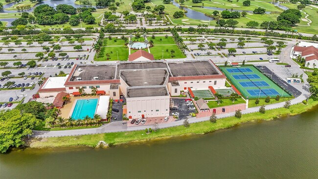 Building Photo - 486 Fanshaw L