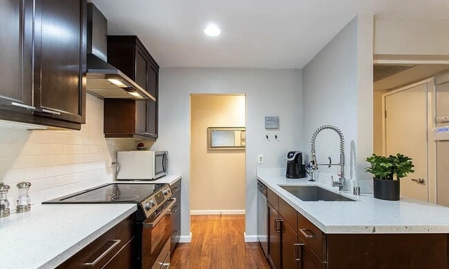 Building Photo - 8530 Holloway Dr