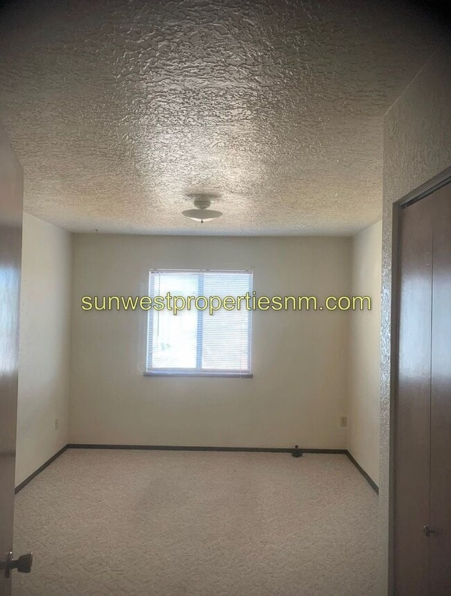 Building Photo - 3 Bedroom, 2.5 Bath 2 Story Condo