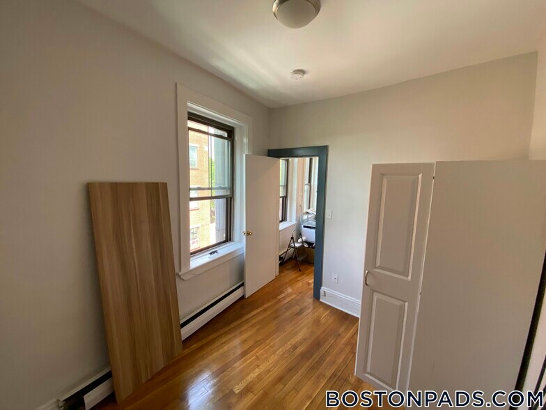 Building Photo - 110 Willow St