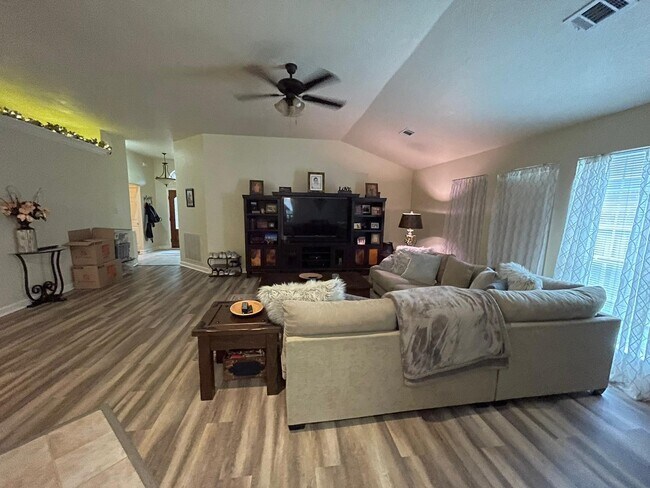 Building Photo - 4611 Silverlake Dr