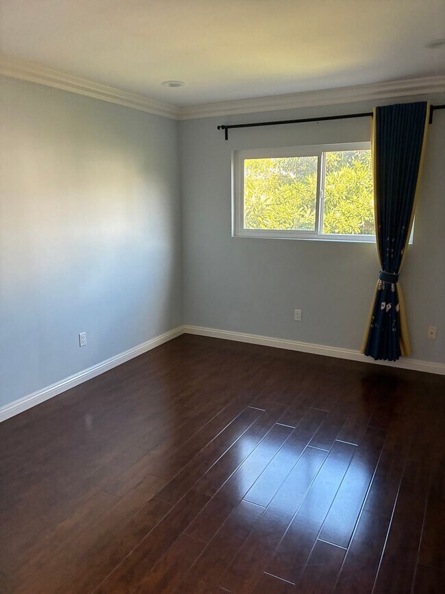 Building Photo - BEAUTIFUL 3 BED 2.5 BATHROOM!!!