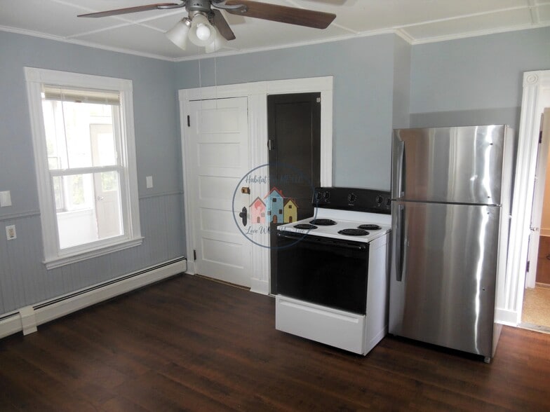 Kitchen (stove has been updated to stainless)) - 20 Drummond Ave