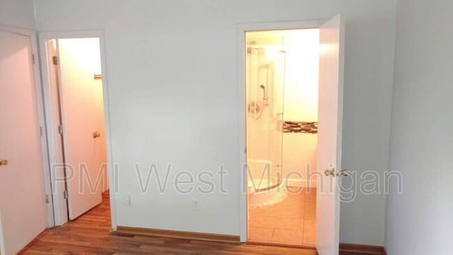 Building Photo - 6433 Wainscot Dr SE