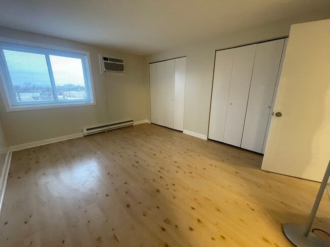 Building Photo - 2333 N Neva Ave