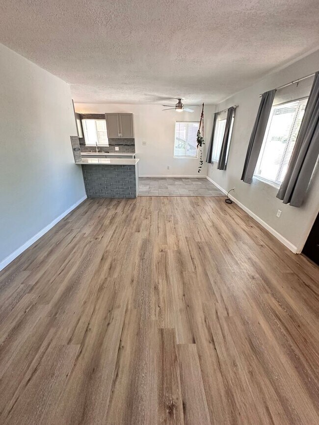 Building Photo - 2120 La Veta Dr