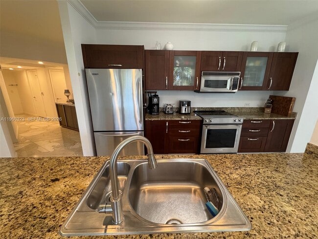 Building Photo - 20000 E Country Club Dr