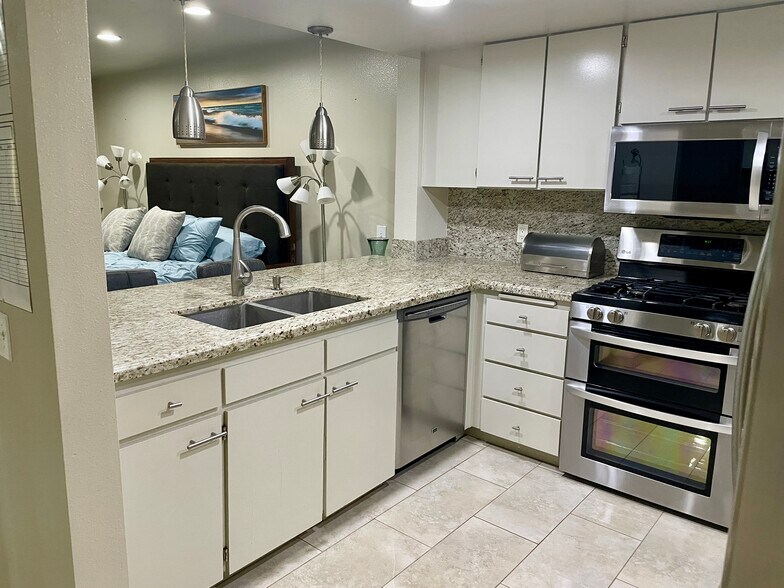 Building Photo - 453 E Via Escuela