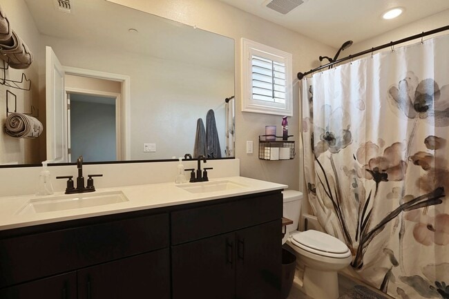 Building Photo - Spacious 5 Bedroom Home in Lodi with 1st f...