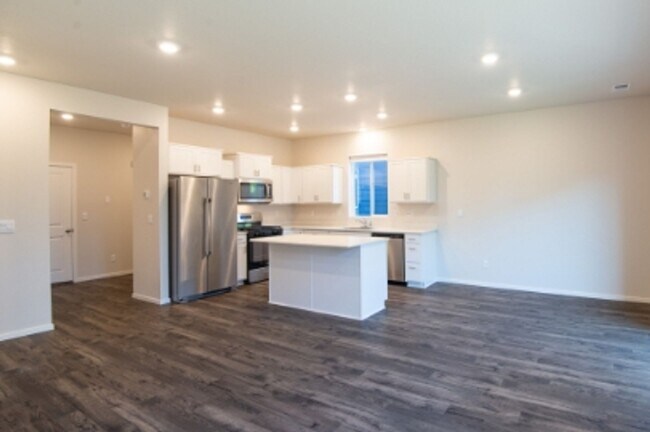 Building Photo - Beautiful newer construction 4 bed, 2.5 ba...