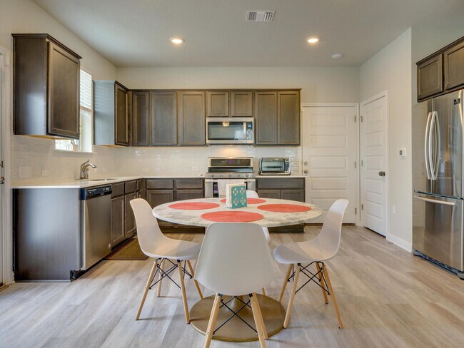 Building Photo - 7700 Dylan Dr
