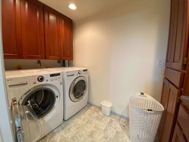 Building Photo - Downstairs Suite with Private Kitchen & Ba...