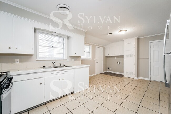 Building Photo - Updated 3 bedroom rancher!
