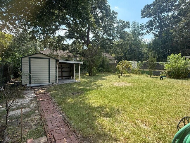 Building Photo - Two Bedroom Cutie