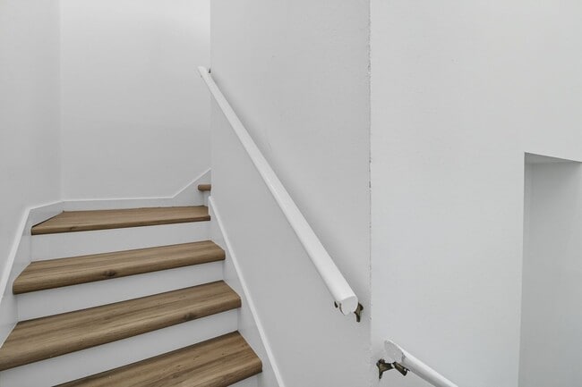 Building Photo - NEW PRICE and Half Off First Month's Rent! Nicely Updated Condo in Old South!