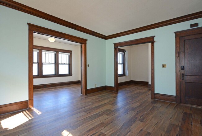Building Photo - Spacious 2-Bedroom Unit in Minneapolis - Great Location!