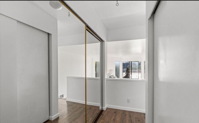 Building Photo - Renovated 2 Bed Kirkland Condo in Salishan...