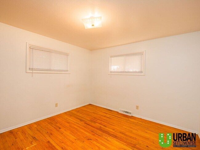 Building Photo - Charming 3+ Bedroom Home in the Coveted Co...