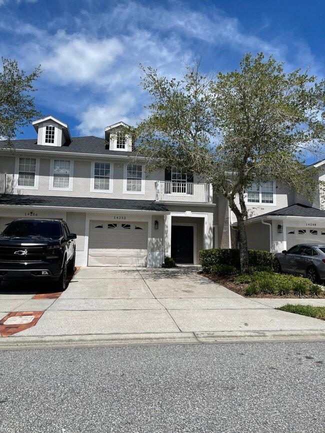 Building Photo - Spacious 3 bedroom, 2.5 bath townhouse in ...