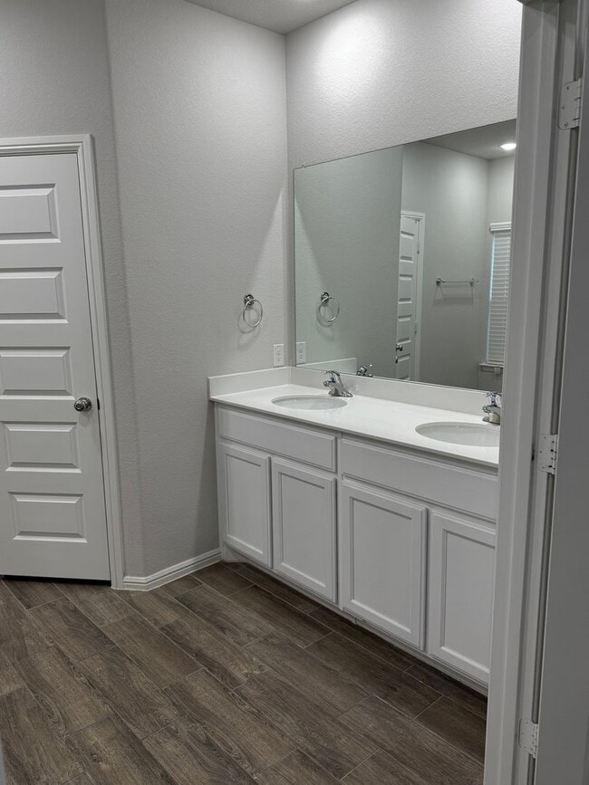 Building Photo - Spacious 5BR House in Pilot Point