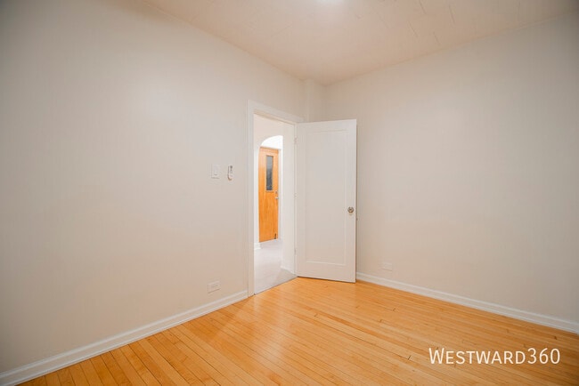 Building Photo - 4037 N Hamlin Ave