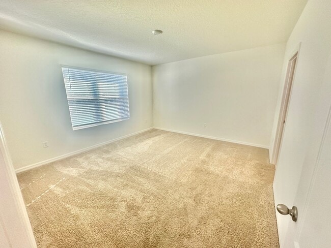 Building Photo - Deltona - 3 Bedroom, 2 Bathroom - $1,895.00