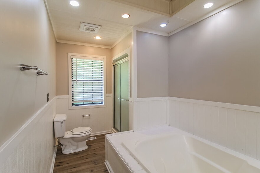 Building Photo - 9227 Chestnut Lake Dr