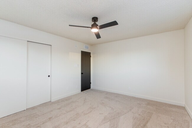 Building Photo - Beautiful 4 Bedroom, 3 Bath Home on an Oversized 18,000 Sq Ft Lot