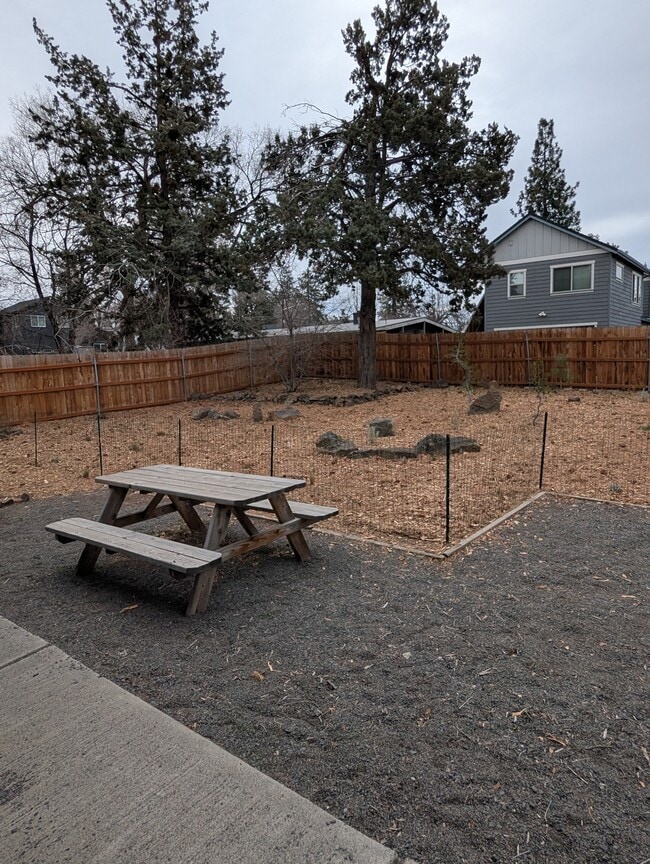 Building Photo - 455 NE Clay Ave